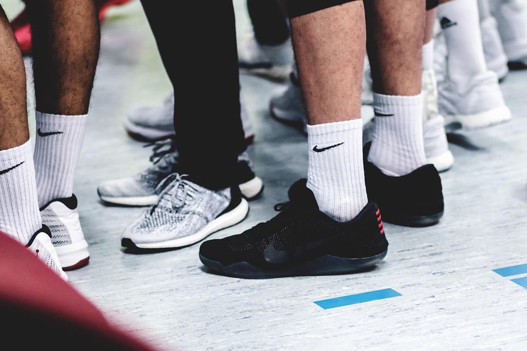 Basketballschuhe eines Teams am Spielfeldrand