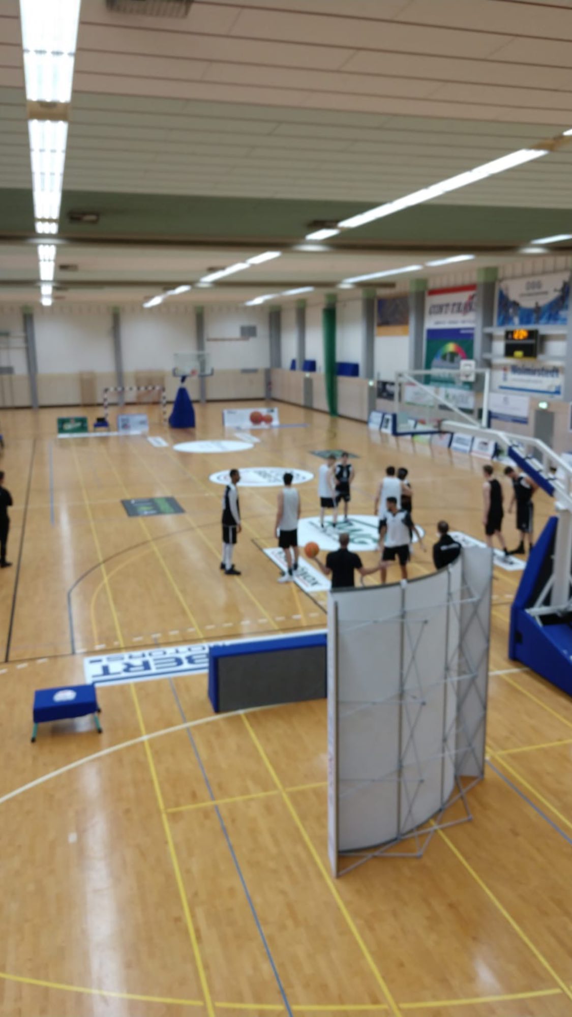 Weiter Blick auf ein Basketballtraining in der Sporthalle
