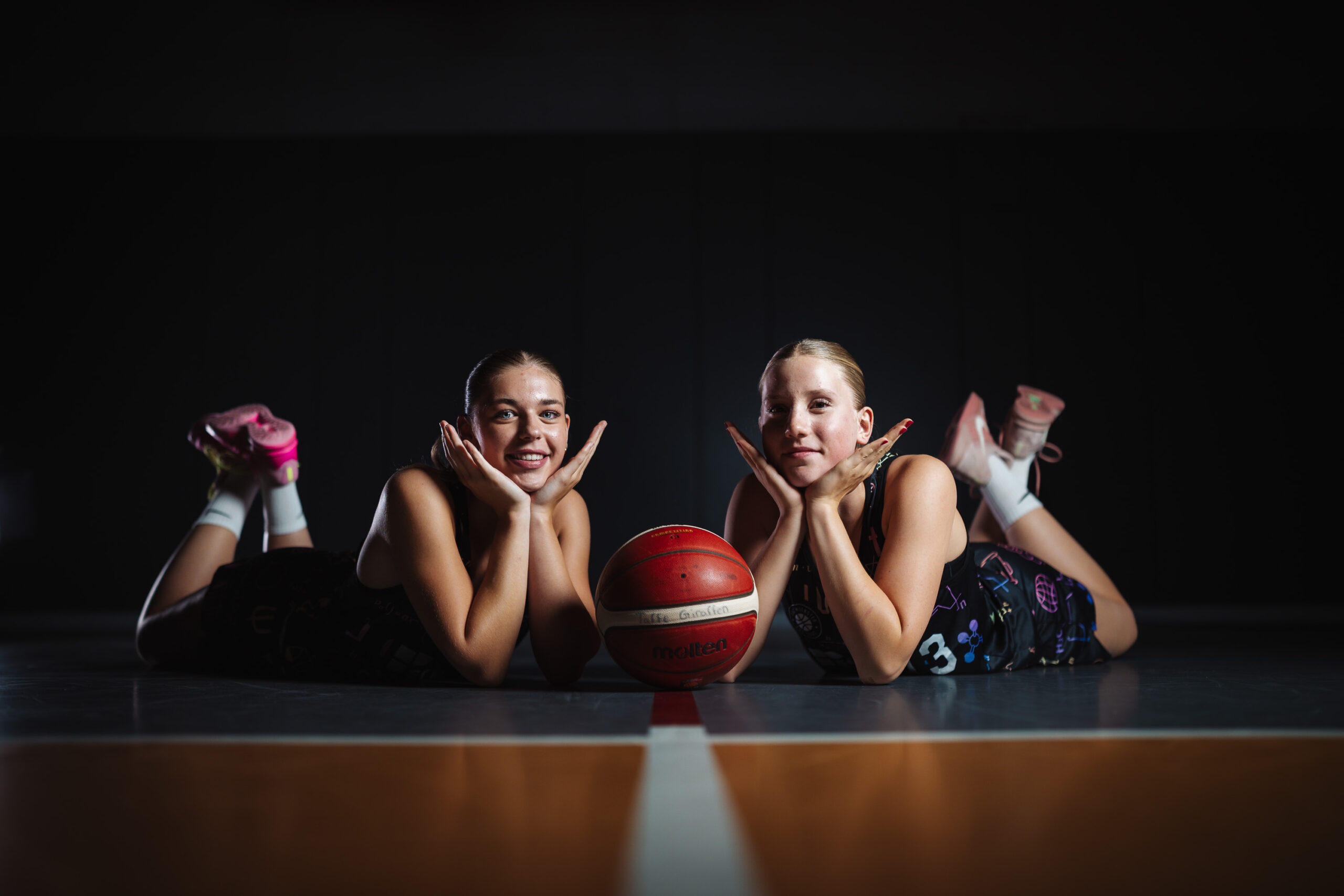 Zwei Spielerinnen der 1. Damen mit Basketball beim Fototermin im September 2026. Foto: Thomas Mohn